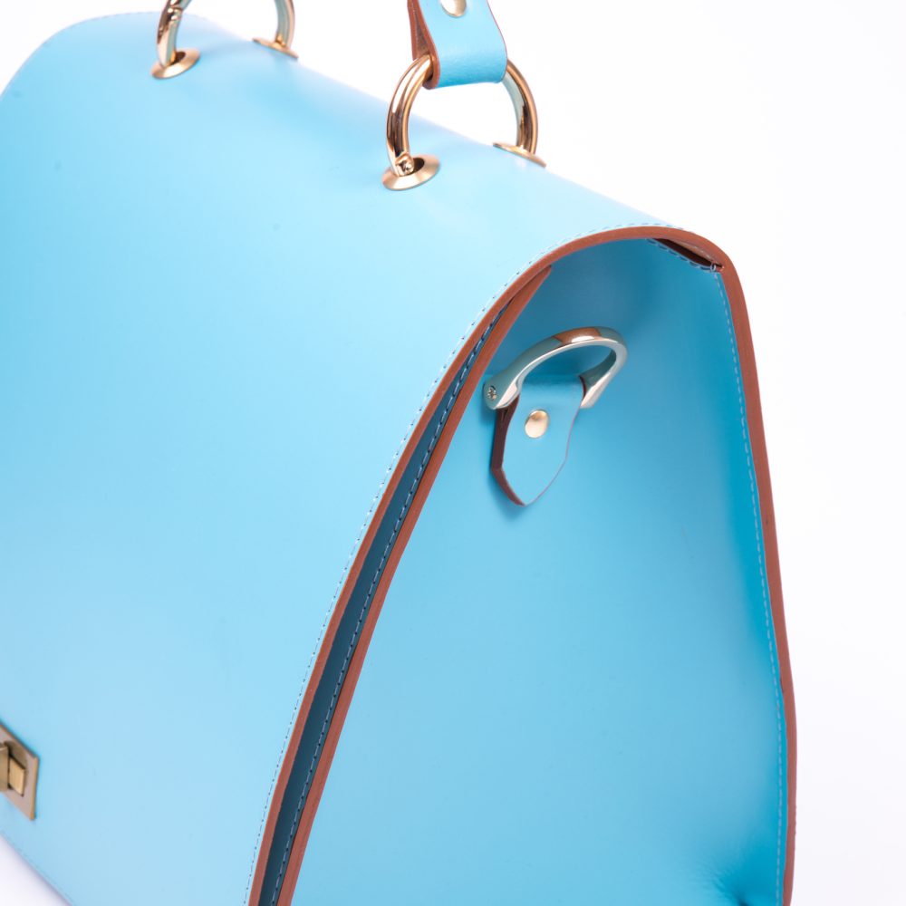 Side view of a blue bag with a chain
